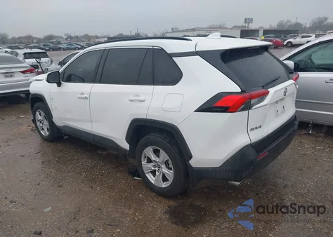 2021 Toyota Rav4 Xle z USA, uszkodzony, nr VIN 2T3W1RFV3MC141694